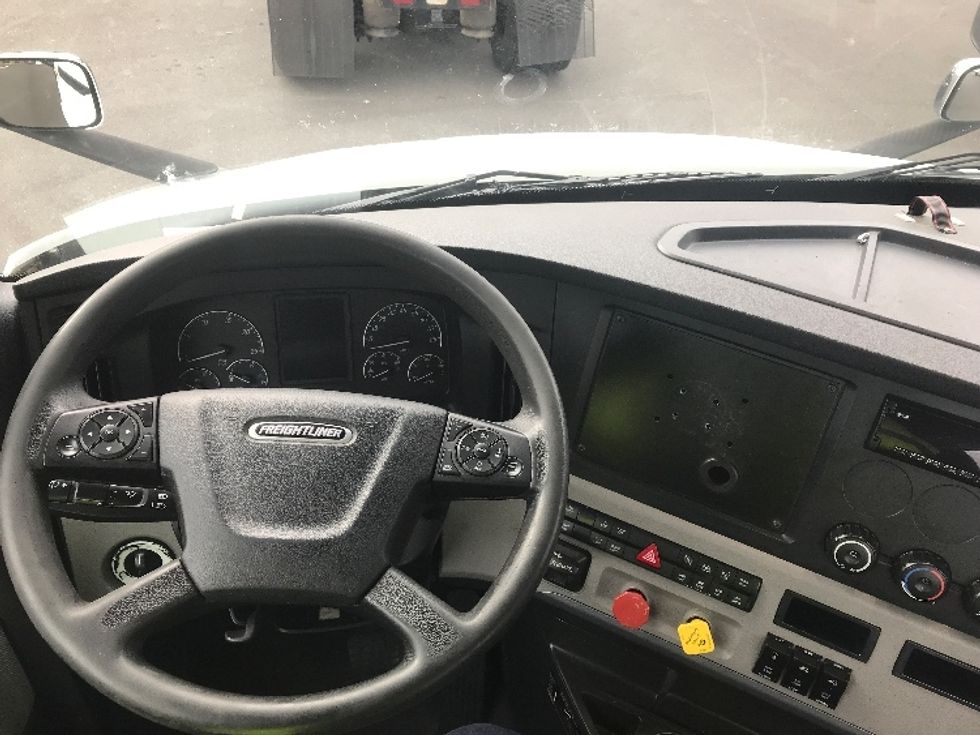 Day Cab Tractor-Heavy Duty Tractors-Freightliner-2021-T11664ST-Swedesboro-NJ-276,654\n\t\tmiles-$ 60,000 - Image 11