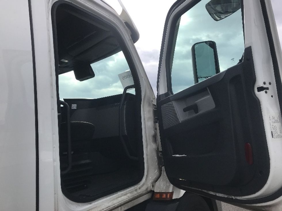 Day Cab Tractor-Heavy Duty Tractors-Freightliner-2021-T11664ST-Swedesboro-NJ-276,654\n\t\tmiles-$ 60,000 - Image 12