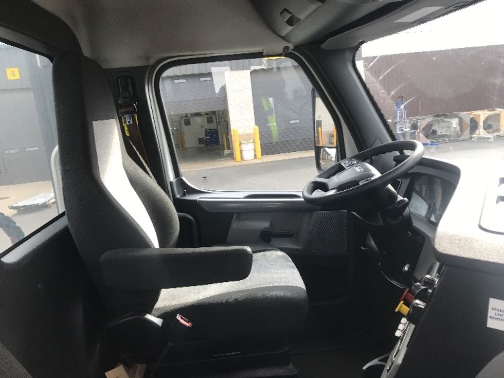 Day Cab Tractor-Heavy Duty Tractors-Freightliner-2021-T11664ST-Swedesboro-NJ-276,654\n\t\tmiles-$ 60,000 - Image 14