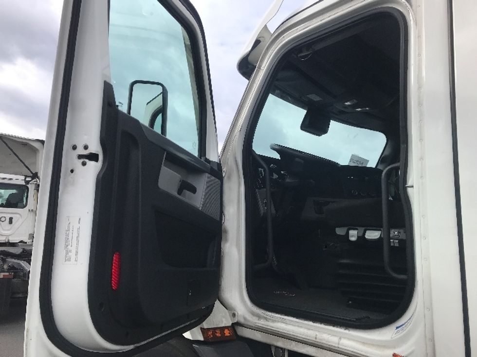 Day Cab Tractor-Heavy Duty Tractors-Freightliner-2021-T11664ST-Swedesboro-NJ-276,654\n\t\tmiles-$ 60,000 - Image 9