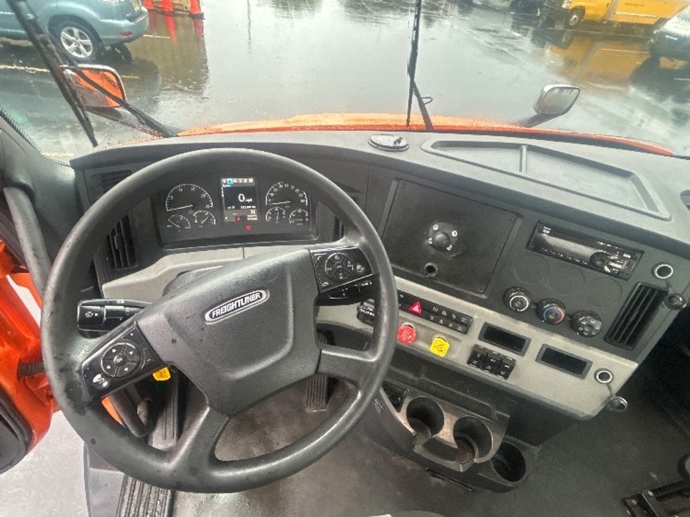 Day Cab Tractor-Heavy Duty Tractors-Freightliner-2021-T11664ST-Swedesboro-NJ-282,822\n\t\tmiles-$ 56,750 - Image 11
