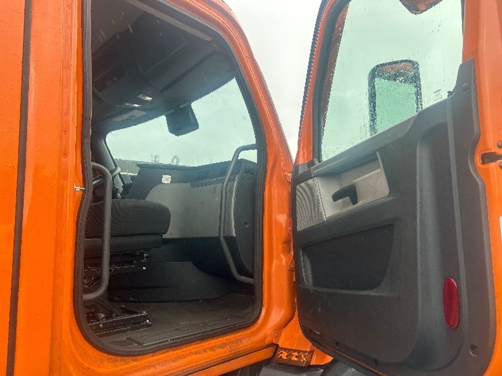 Day Cab Tractor-Heavy Duty Tractors-Freightliner-2021-T11664ST-Swedesboro-NJ-282,822\n\t\tmiles-$ 56,750 - Image 12