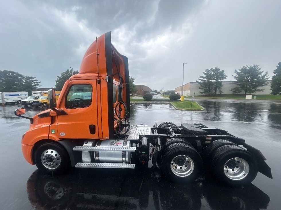 Day Cab Tractor-Heavy Duty Tractors-Freightliner-2021-T11664ST-Swedesboro-NJ-282,822\n\t\tmiles-$ 56,750 - Image 4