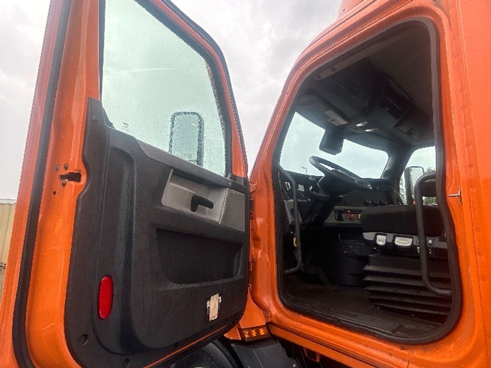 Day Cab Tractor-Heavy Duty Tractors-Freightliner-2021-T11664ST-Swedesboro-NJ-282,822\n\t\tmiles-$ 56,750 - Image 9