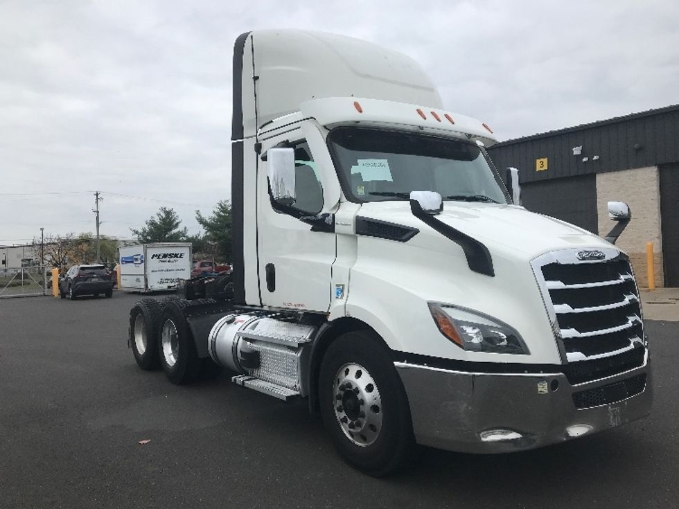 Day Cab Tractor-Heavy Duty Tractors-Freightliner-2021-T11664ST-Swedesboro-NJ-283,018\n\t\tmiles-$ 59,750 - Image 1