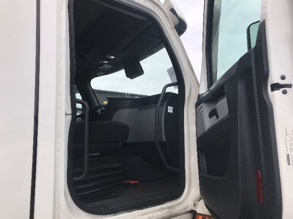 Day Cab Tractor-Heavy Duty Tractors-Freightliner-2021-T11664ST-Swedesboro-NJ-283,018\n\t\tmiles-$ 59,750 - Image 12