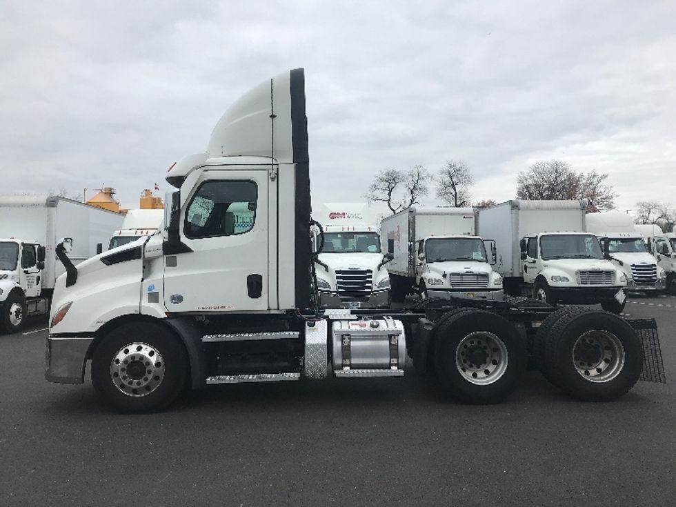 Day Cab Tractor-Heavy Duty Tractors-Freightliner-2021-T11664ST-Swedesboro-NJ-283,018\n\t\tmiles-$ 59,750 - Image 4