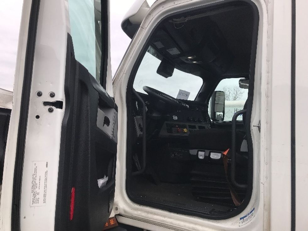 Day Cab Tractor-Heavy Duty Tractors-Freightliner-2021-T11664ST-Swedesboro-NJ-283,018\n\t\tmiles-$ 59,750 - Image 9