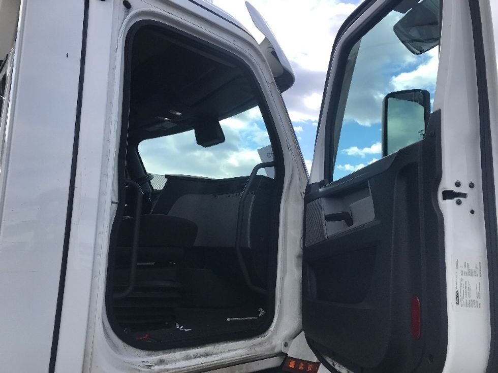 Day Cab Tractor-Heavy Duty Tractors-Freightliner-2021-T11664ST-Swedesboro-NJ-289,069\n\t\tmiles-$ 59,500 - Image 12