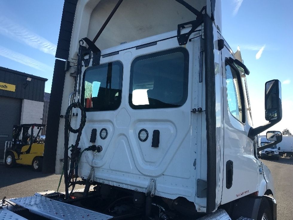 Day Cab Tractor-Heavy Duty Tractors-Freightliner-2021-T11664ST-Swedesboro-NJ-289,069\n\t\tmiles-$ 59,500 - Image 18