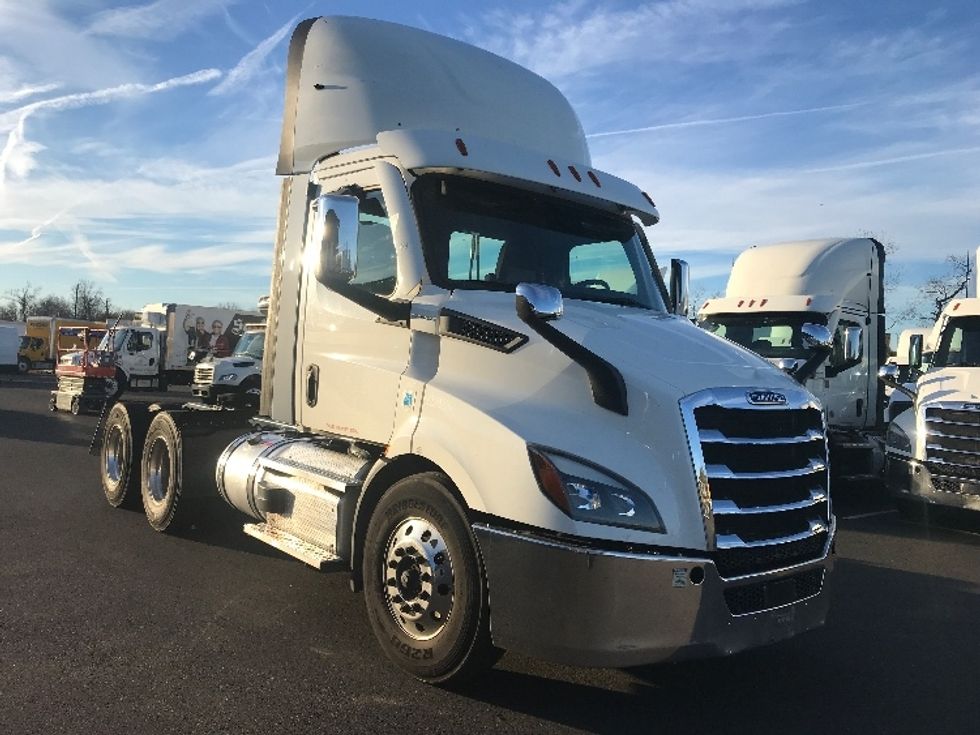 Day Cab Tractor-Heavy Duty Tractors-Freightliner-2021-T11664ST-Swedesboro-NJ-297,867\n\t\tmiles-$ 59,000 - Image 1