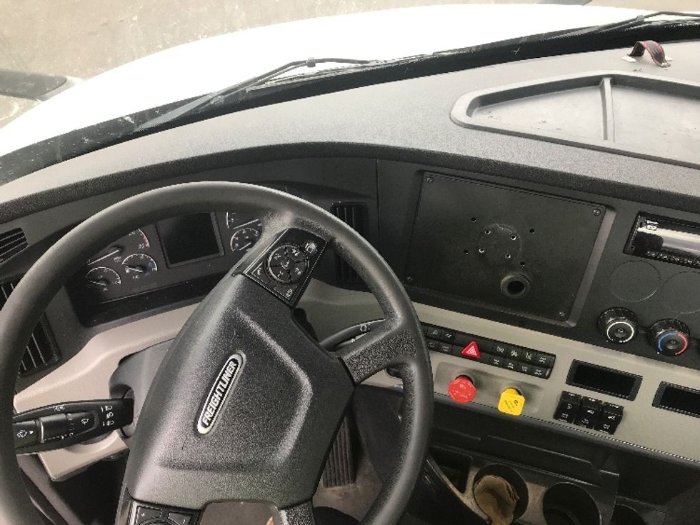 Day Cab Tractor-Heavy Duty Tractors-Freightliner-2021-T11664ST-Swedesboro-NJ-297,867\n\t\tmiles-$ 59,000 - Image 11