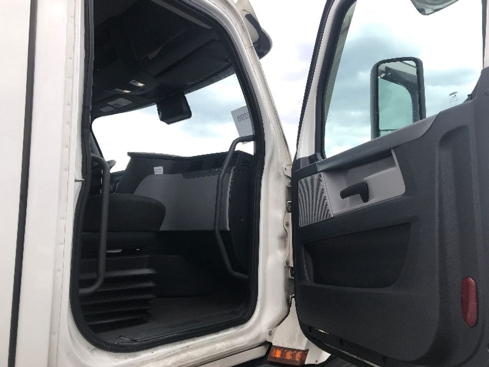 Day Cab Tractor-Heavy Duty Tractors-Freightliner-2021-T11664ST-Swedesboro-NJ-297,867\n\t\tmiles-$ 59,000 - Image 12