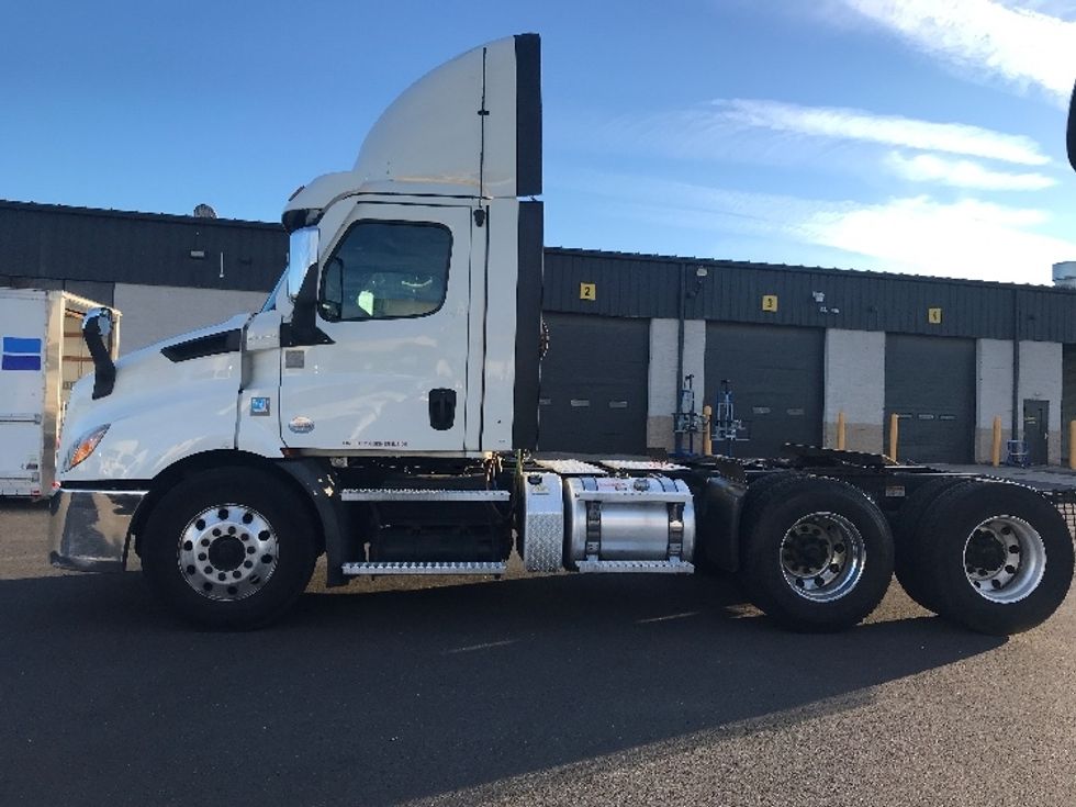 Day Cab Tractor-Heavy Duty Tractors-Freightliner-2021-T11664ST-Swedesboro-NJ-297,867\n\t\tmiles-$ 59,000 - Image 4