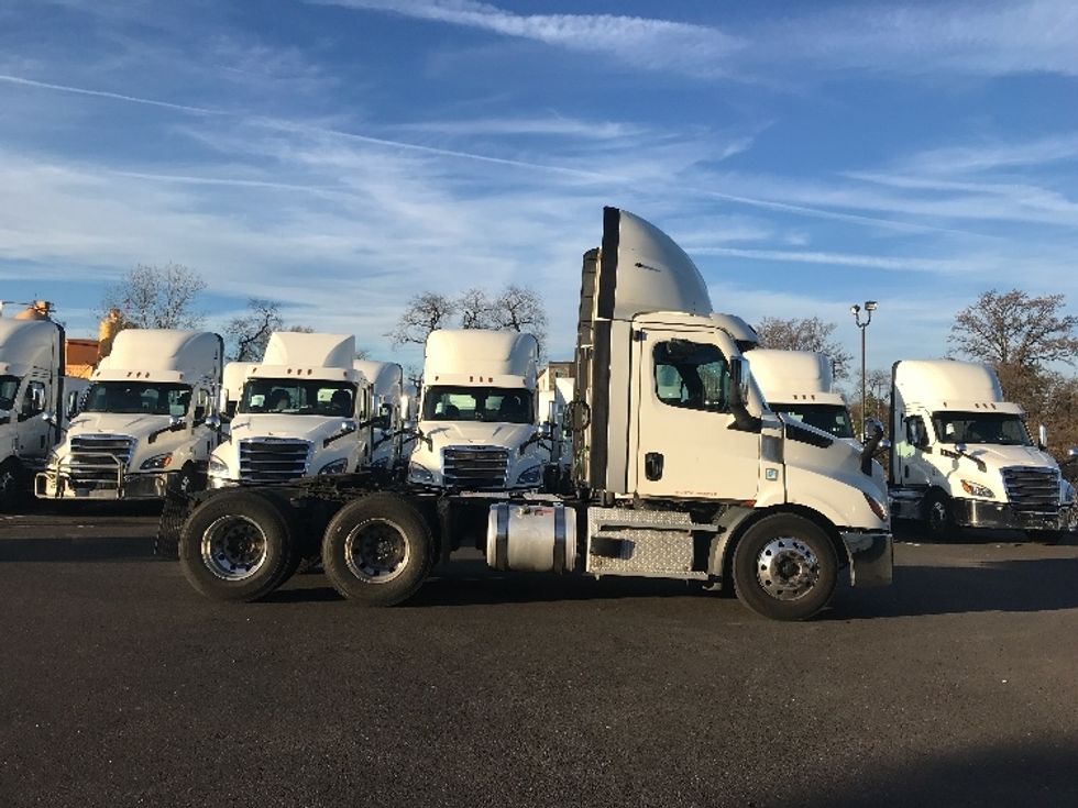 Day Cab Tractor-Heavy Duty Tractors-Freightliner-2021-T11664ST-Swedesboro-NJ-297,867\n\t\tmiles-$ 59,000 - Image 8