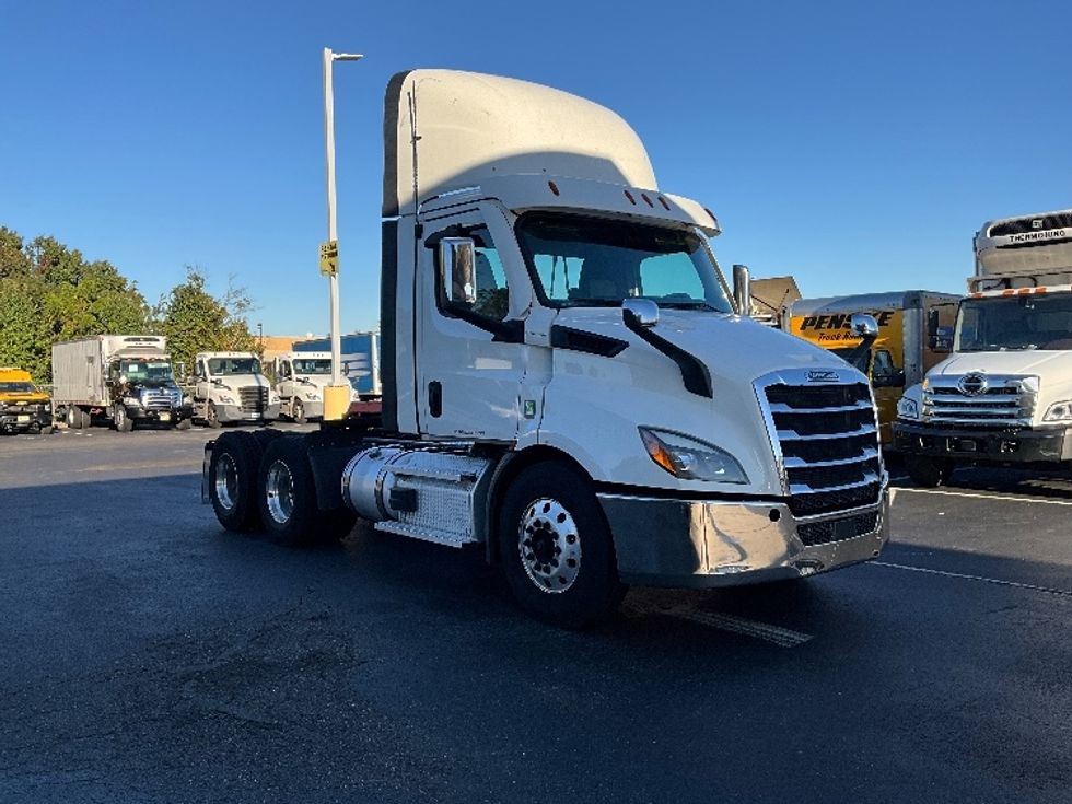 Day Cab Tractor-Heavy Duty Tractors-Freightliner-2021-T11664ST-Swedesboro-NJ-304,409\n\t\tmiles-$ 60,500 - Image 1