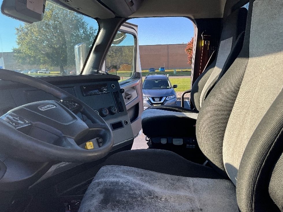 Day Cab Tractor-Heavy Duty Tractors-Freightliner-2021-T11664ST-Swedesboro-NJ-304,409\n\t\tmiles-$ 60,500 - Image 10