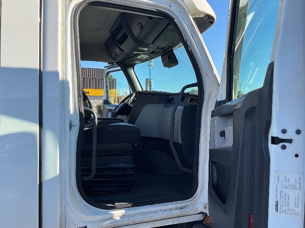 Day Cab Tractor-Heavy Duty Tractors-Freightliner-2021-T11664ST-Swedesboro-NJ-304,409\n\t\tmiles-$ 60,500 - Image 12