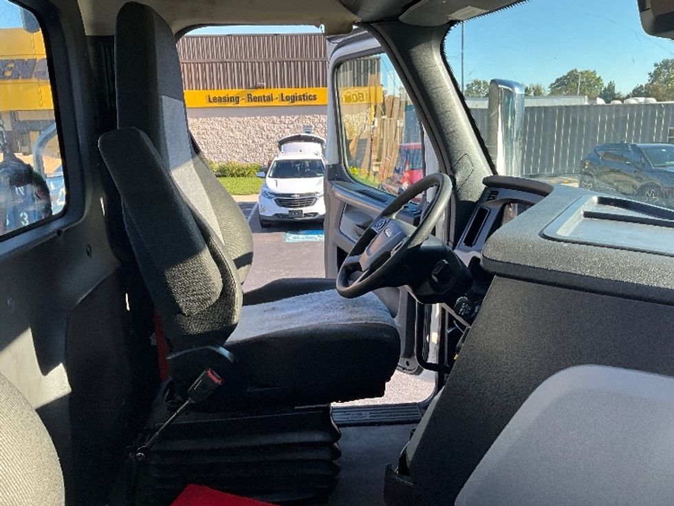 Day Cab Tractor-Heavy Duty Tractors-Freightliner-2021-T11664ST-Swedesboro-NJ-304,409\n\t\tmiles-$ 60,500 - Image 14