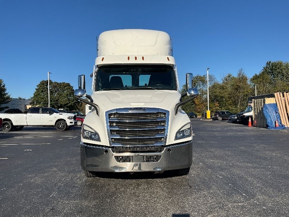 Day Cab Tractor-Heavy Duty Tractors-Freightliner-2021-T11664ST-Swedesboro-NJ-304,409\n\t\tmiles-$ 60,500 - Image 2