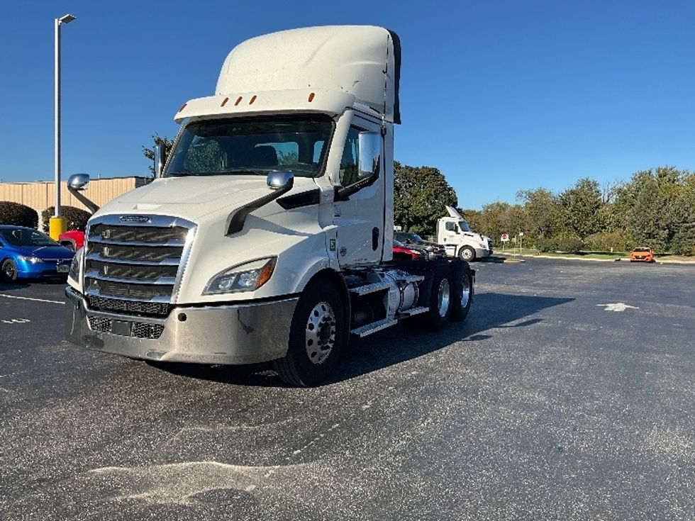 Day Cab Tractor-Heavy Duty Tractors-Freightliner-2021-T11664ST-Swedesboro-NJ-304,409\n\t\tmiles-$ 60,500 - Image 3