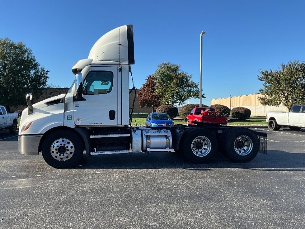 Day Cab Tractor-Heavy Duty Tractors-Freightliner-2021-T11664ST-Swedesboro-NJ-304,409\n\t\tmiles-$ 60,500 - Image 4