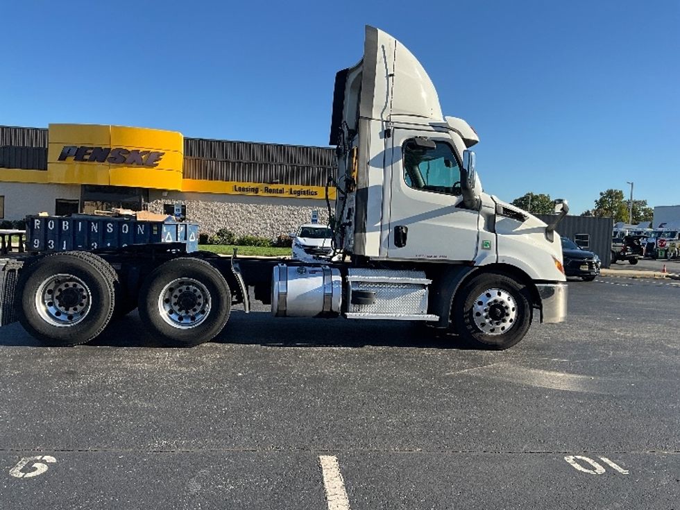 Day Cab Tractor-Heavy Duty Tractors-Freightliner-2021-T11664ST-Swedesboro-NJ-304,409\n\t\tmiles-$ 60,500 - Image 8