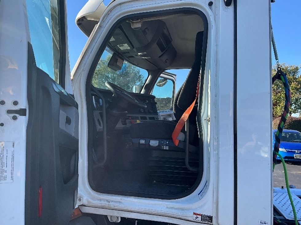 Day Cab Tractor-Heavy Duty Tractors-Freightliner-2021-T11664ST-Swedesboro-NJ-304,409\n\t\tmiles-$ 60,500 - Image 9