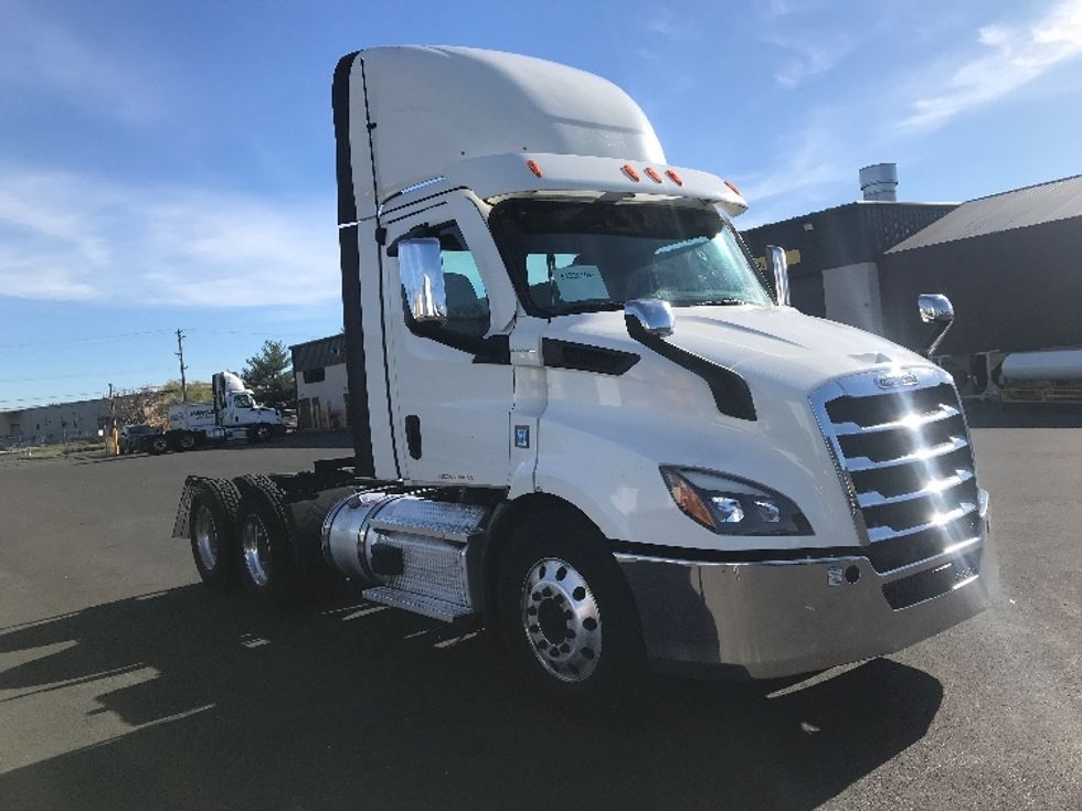 Day Cab Tractor-Heavy Duty Tractors-Freightliner-2021-T11664ST-Swedesboro-NJ-310,096\n\t\tmiles-$ 58,500 - Image 1