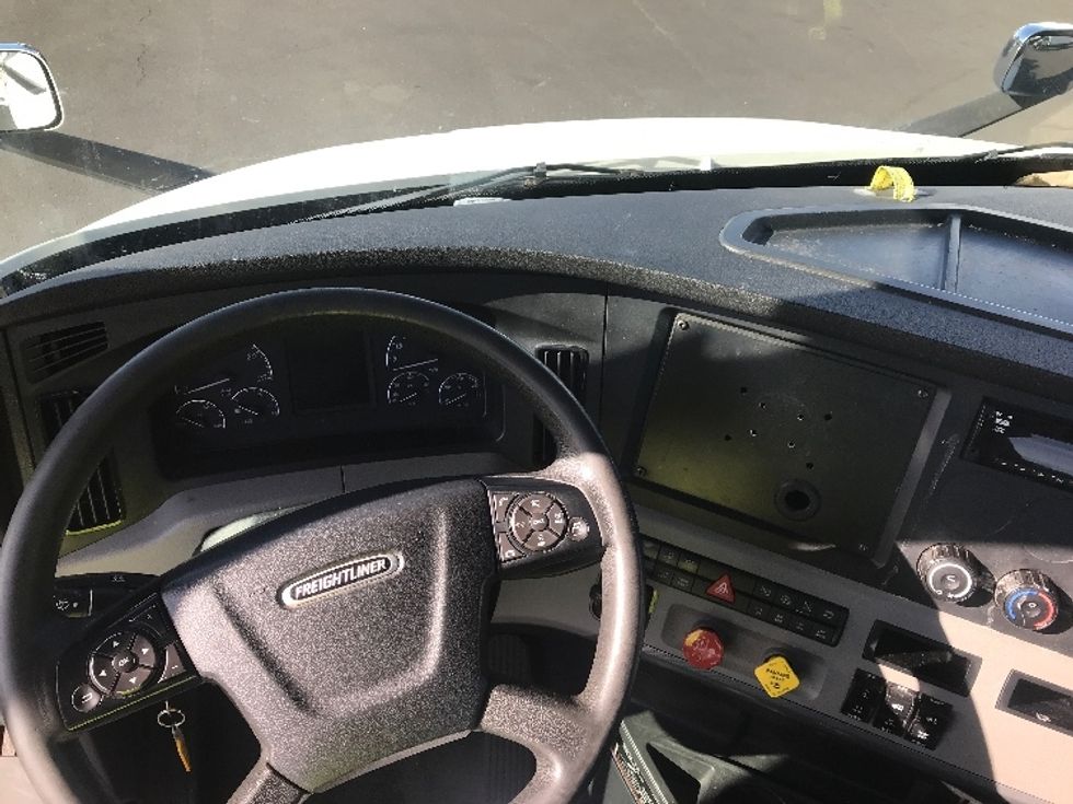 Day Cab Tractor-Heavy Duty Tractors-Freightliner-2021-T11664ST-Swedesboro-NJ-310,096\n\t\tmiles-$ 58,500 - Image 10