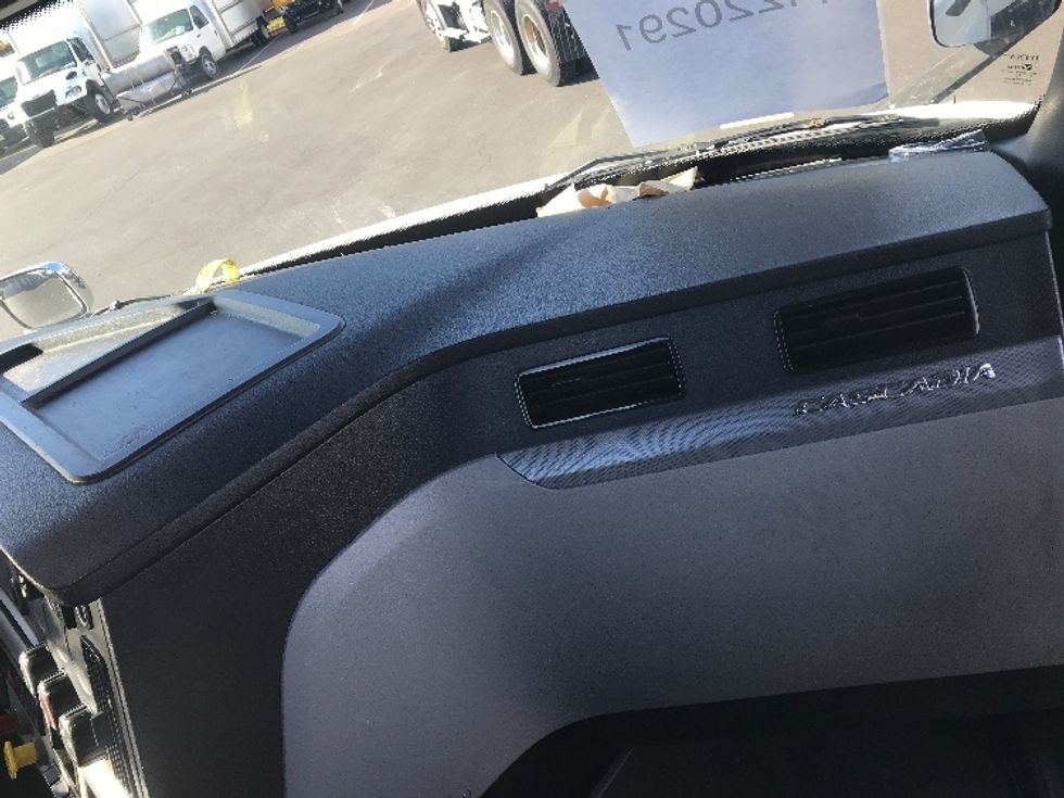 Day Cab Tractor-Heavy Duty Tractors-Freightliner-2021-T11664ST-Swedesboro-NJ-310,096\n\t\tmiles-$ 58,500 - Image 12