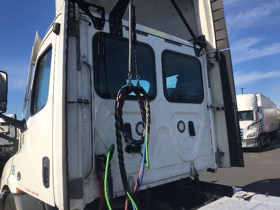 Day Cab Tractor-Heavy Duty Tractors-Freightliner-2021-T11664ST-Swedesboro-NJ-310,096\n\t\tmiles-$ 58,500 - Image 4