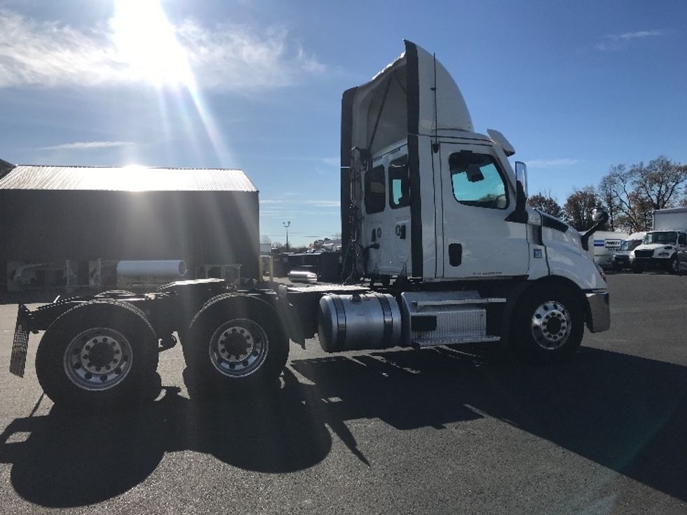 Day Cab Tractor-Heavy Duty Tractors-Freightliner-2021-T11664ST-Swedesboro-NJ-310,096\n\t\tmiles-$ 58,500 - Image 5