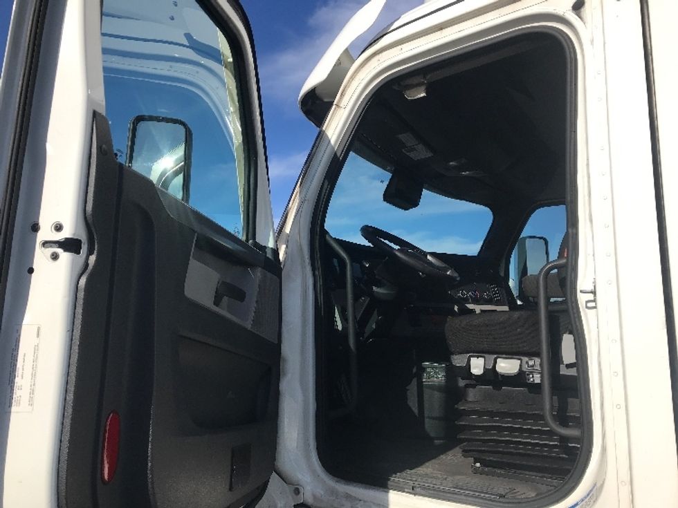 Day Cab Tractor-Heavy Duty Tractors-Freightliner-2021-T11664ST-Swedesboro-NJ-310,096\n\t\tmiles-$ 58,500 - Image 9