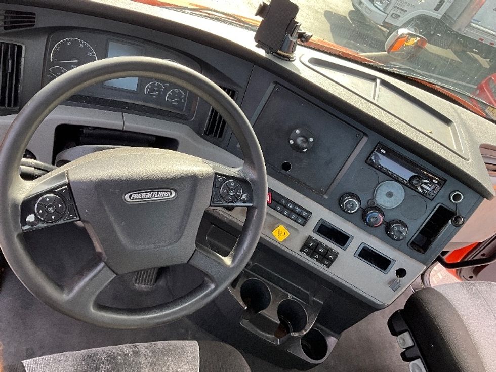 Day Cab Tractor-Heavy Duty Tractors-Freightliner-2021-T11664ST-Swedesboro-NJ-316,784\n\t\tmiles-$ 55,500 - Image 11