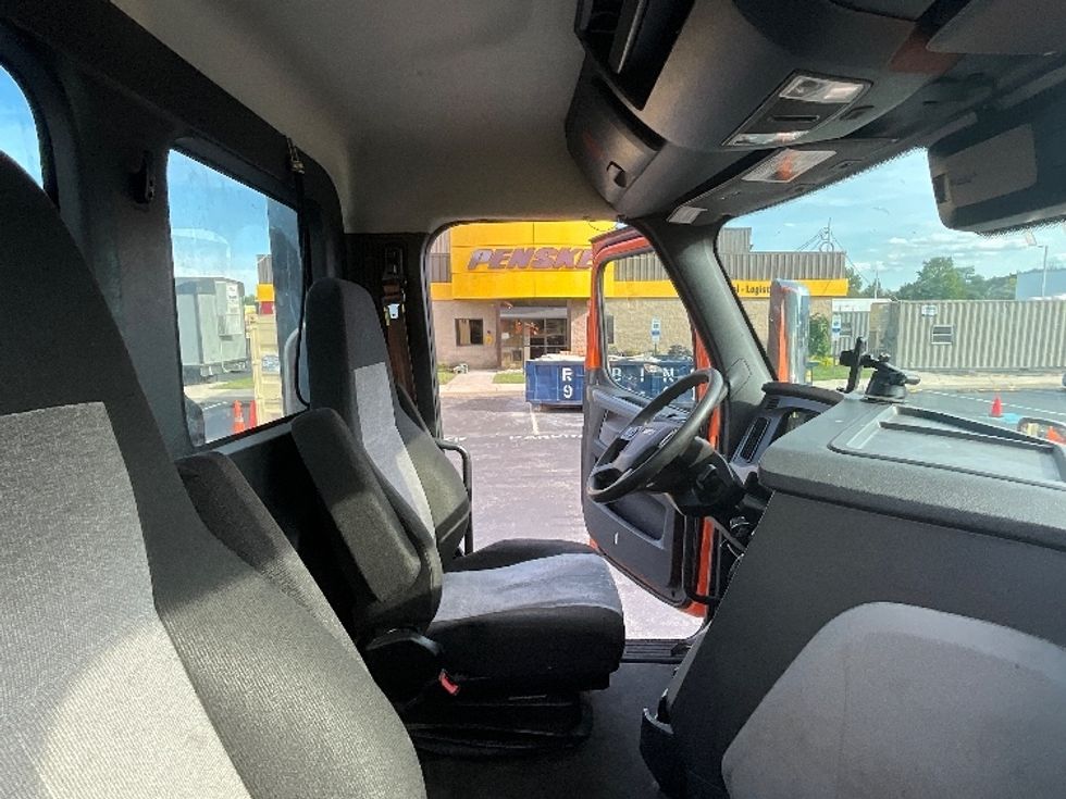 Day Cab Tractor-Heavy Duty Tractors-Freightliner-2021-T11664ST-Swedesboro-NJ-316,784\n\t\tmiles-$ 55,500 - Image 14
