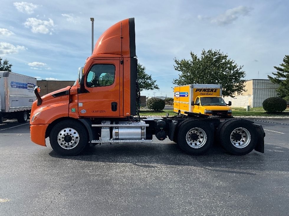Day Cab Tractor-Heavy Duty Tractors-Freightliner-2021-T11664ST-Swedesboro-NJ-316,784\n\t\tmiles-$ 55,500 - Image 4