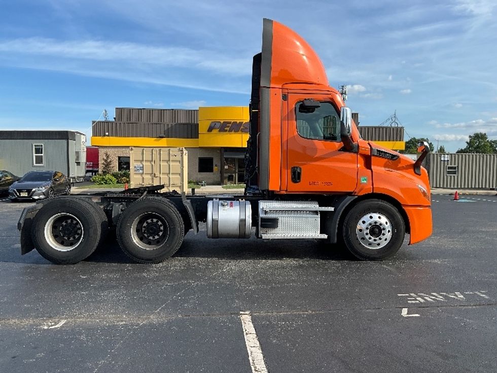Day Cab Tractor-Heavy Duty Tractors-Freightliner-2021-T11664ST-Swedesboro-NJ-316,784\n\t\tmiles-$ 55,500 - Image 8