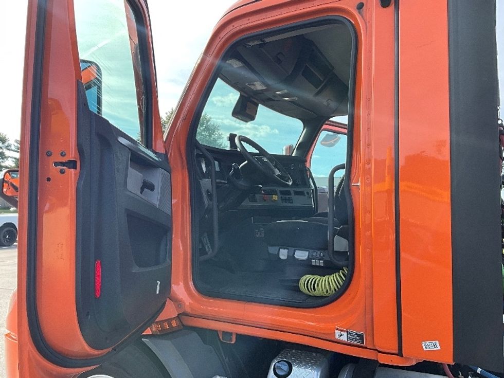 Day Cab Tractor-Heavy Duty Tractors-Freightliner-2021-T11664ST-Swedesboro-NJ-316,784\n\t\tmiles-$ 55,500 - Image 9