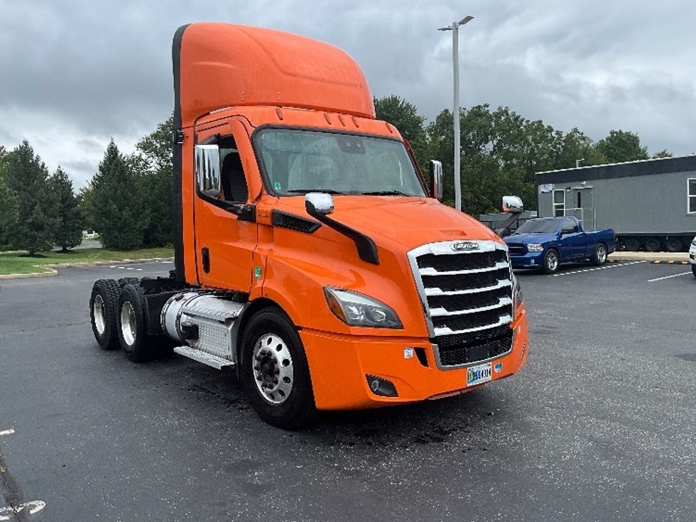 Day Cab Tractor-Heavy Duty Tractors-Freightliner-2021-T11664ST-Swedesboro-NJ-328,122\n\t\tmiles-$ 54,000 - Image 1