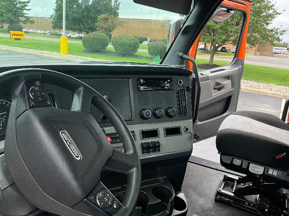 Day Cab Tractor-Heavy Duty Tractors-Freightliner-2021-T11664ST-Swedesboro-NJ-328,122\n\t\tmiles-$ 54,000 - Image 10