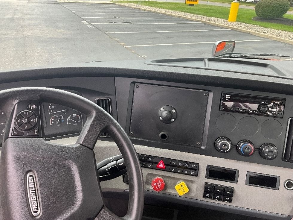 Day Cab Tractor-Heavy Duty Tractors-Freightliner-2021-T11664ST-Swedesboro-NJ-328,122\n\t\tmiles-$ 54,000 - Image 11