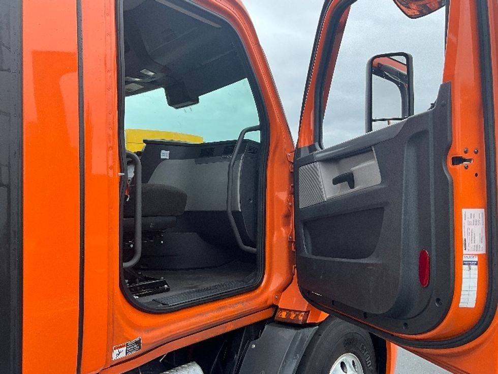 Day Cab Tractor-Heavy Duty Tractors-Freightliner-2021-T11664ST-Swedesboro-NJ-328,122\n\t\tmiles-$ 54,000 - Image 12