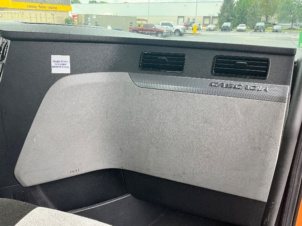 Day Cab Tractor-Heavy Duty Tractors-Freightliner-2021-T11664ST-Swedesboro-NJ-328,122\n\t\tmiles-$ 54,000 - Image 13