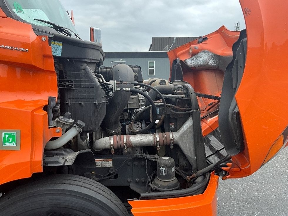 Day Cab Tractor-Heavy Duty Tractors-Freightliner-2021-T11664ST-Swedesboro-NJ-328,122\n\t\tmiles-$ 54,000 - Image 15