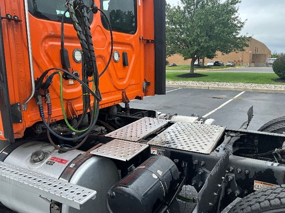 Day Cab Tractor-Heavy Duty Tractors-Freightliner-2021-T11664ST-Swedesboro-NJ-328,122\n\t\tmiles-$ 54,000 - Image 18