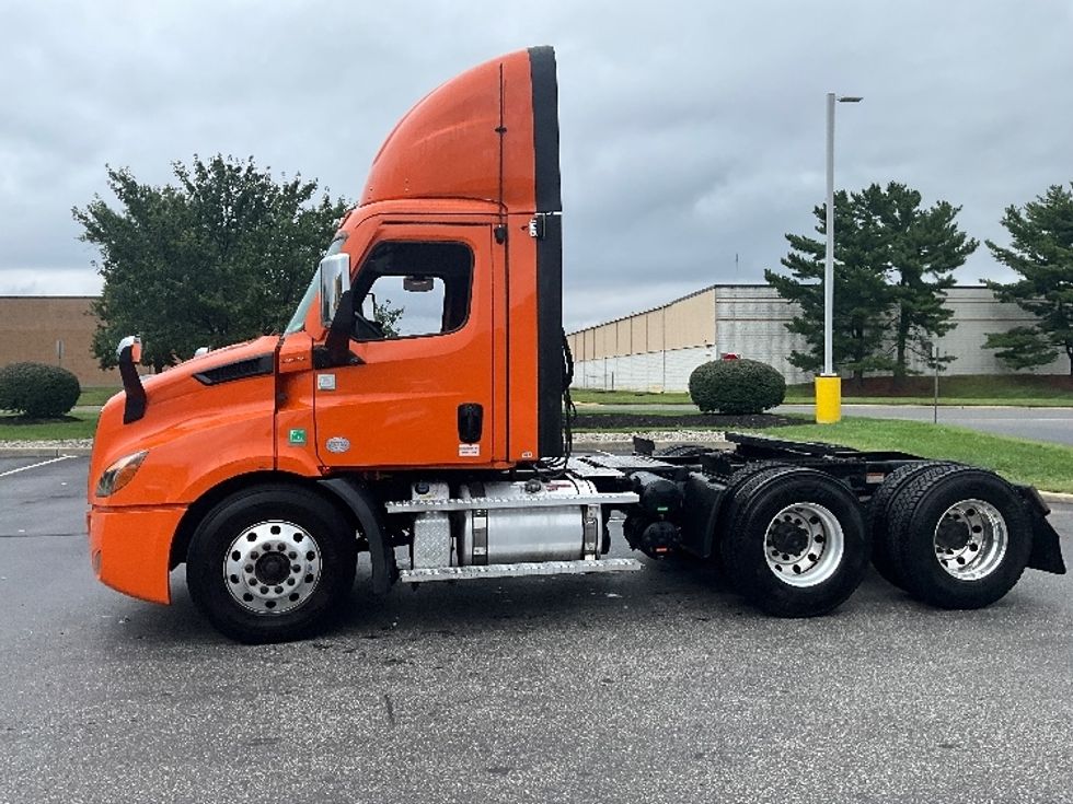 Day Cab Tractor-Heavy Duty Tractors-Freightliner-2021-T11664ST-Swedesboro-NJ-328,122\n\t\tmiles-$ 54,000 - Image 4