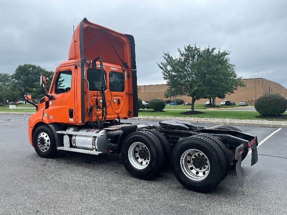 Day Cab Tractor-Heavy Duty Tractors-Freightliner-2021-T11664ST-Swedesboro-NJ-328,122\n\t\tmiles-$ 54,000 - Image 5