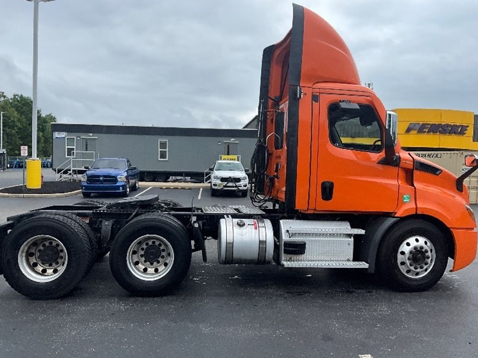 Day Cab Tractor-Heavy Duty Tractors-Freightliner-2021-T11664ST-Swedesboro-NJ-328,122\n\t\tmiles-$ 54,000 - Image 8