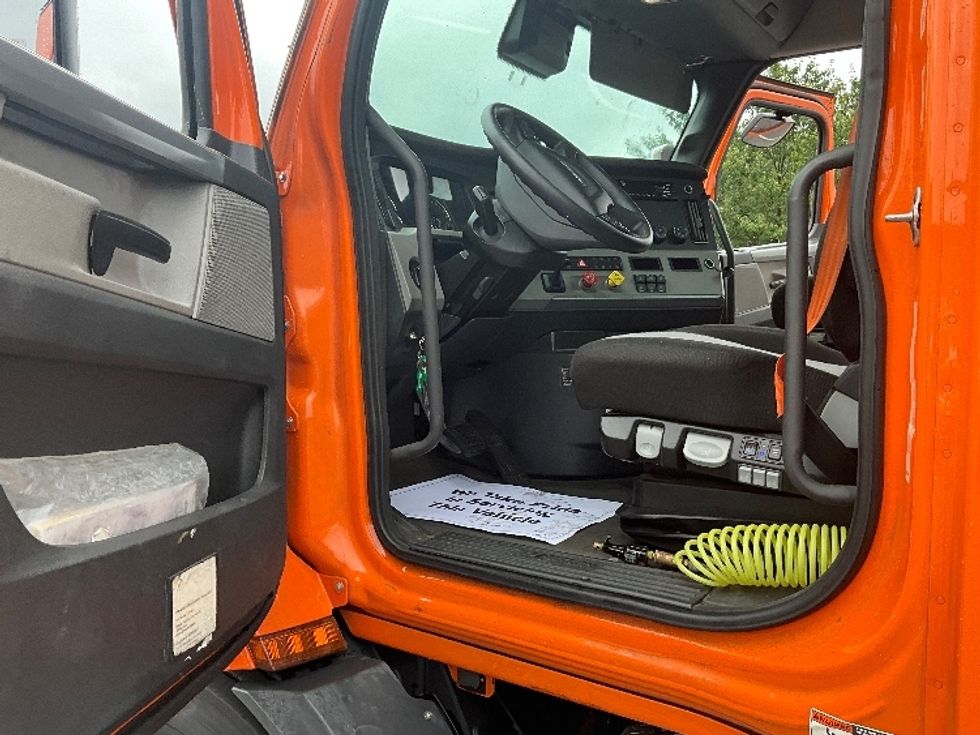 Day Cab Tractor-Heavy Duty Tractors-Freightliner-2021-T11664ST-Swedesboro-NJ-328,122\n\t\tmiles-$ 54,000 - Image 9